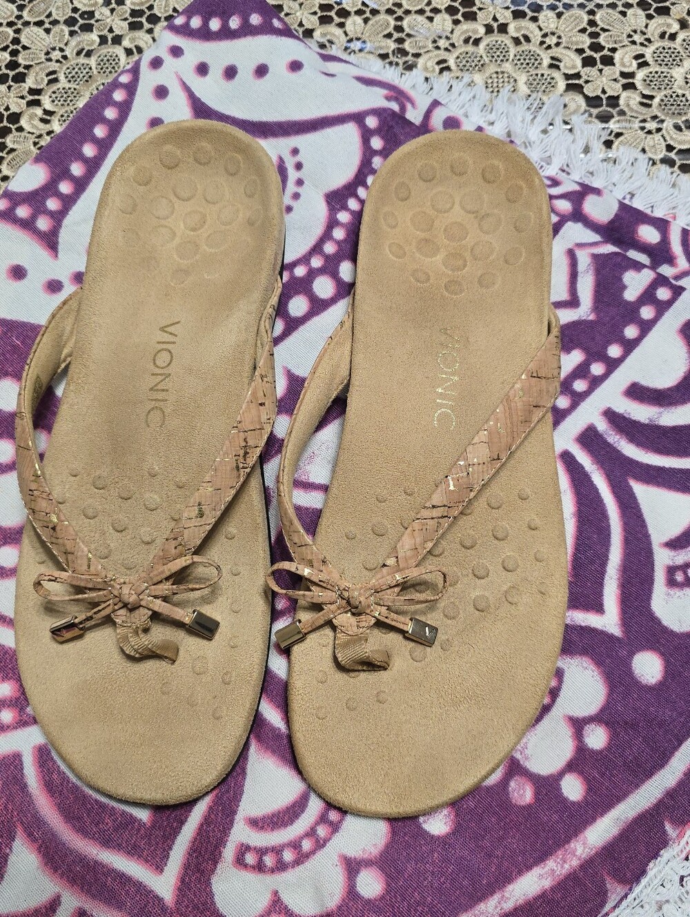 Vionic Women's Tan Cork-Pattern Bow Flip Flop Sandals